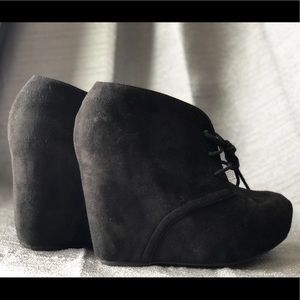 Black bootie heels 😍